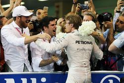 Le vainqueur Nico Rosberg, Mercedes AMG F1 fête sa victoire dans le Parc Fermé