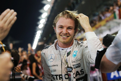 1. Nico Rosberg, Mercedes AMG F1, feiert im Parc Fermé
