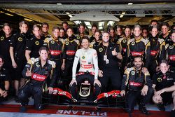 Romain Grosjean, Lotus F1 E23 nella foto di guppo di squadra