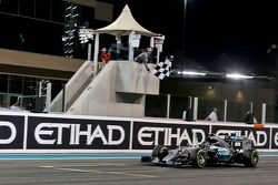 Le vainqueur Nico Rosberg, Mercedes AMG F1 W06 fête sa victoire en passant sous le drapeau à damiers à la fin de la course