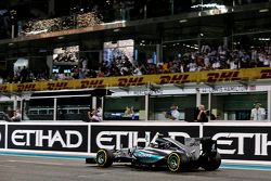 Победитель гонки - Нико Росберг, Mercedes AMG F1 W06 празднует победу во время пересечения финишной