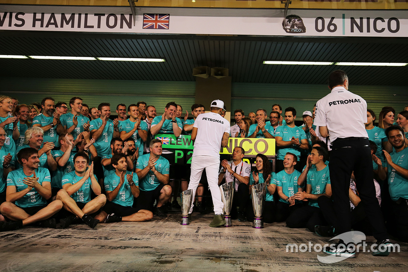 Secondo posto Lewis Hamilton, Mercedes AMG F1 festeggia con il team
