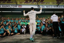 Il vincitore della gara Nico Rosberg, Mercedes AMG F1 festeggia con il team