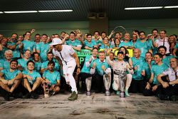 1. Nico Rosberg, Mercedes AMG F1, feiert mit 2. Lewis Hamilton, Mercedes AMG F1, und dem Team