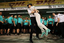 1. Nico Rosberg, Mercedes AMG F1, feiert mit Toto Wolff, Mercedes-Sportchef, und dem Team