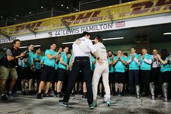 el ganador, Nico Rosberg, Mercedes AMG F1 celebra con Toto Wolff, Mercedes AMG F1