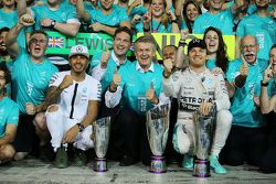 Le vainqueur Nico Rosberg, Mercedes AMG F1 fête sa victoire avec le deuxième, Lewis Hamilton, Mercedes AMG F1 et l'équipe