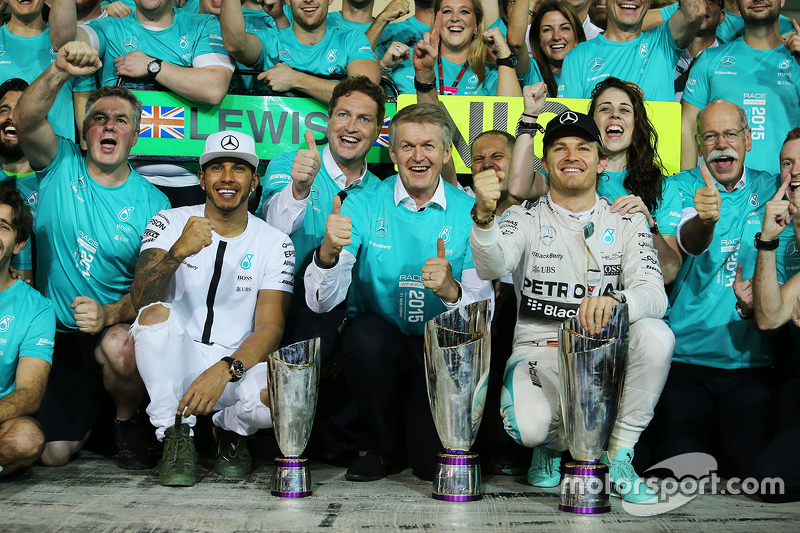 1. Nico Rosberg, Mercedes AMG F1, feiert mit 2. Lewis Hamilton, Mercedes AMG F1, und dem Team