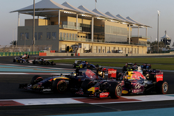 Daniil Kvyat, Red Bull Racing RB11 and Carlos Sainz Jr., Scuderia Toro Rosso STR10 at the start of the race