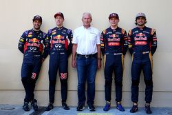 Daniel Ricciardo und Daniil Kyvat, Red Bull Racing, mit Dr. Helmut Marko und Max Verstappen sowie Ca