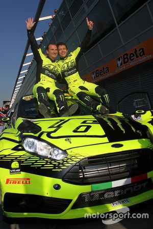 Pemenang balapan, Valentino Rossi, dan Carlo Cassina, Ford Fiesta