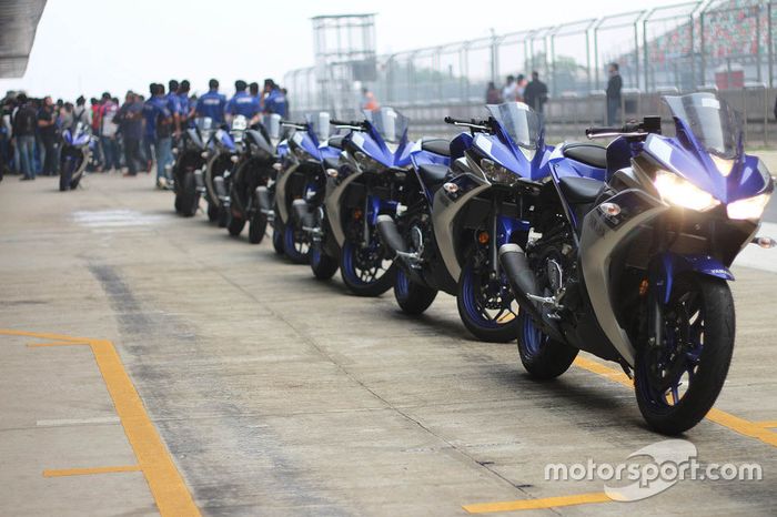 Yamaha YZF-R3 en el pit lane