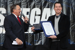 NASCAR-Champion 2015 Kyle Busch, Joe Gibbs Racing Toyota, bekommt den Schlüssel zur Stadt Las Vegas