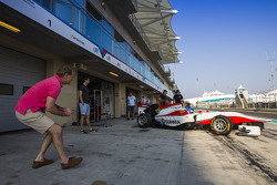 Jonathan en Jolyon Palmer kijken toe hoe Will Palmer, ART Grand Prix de garage verlaat