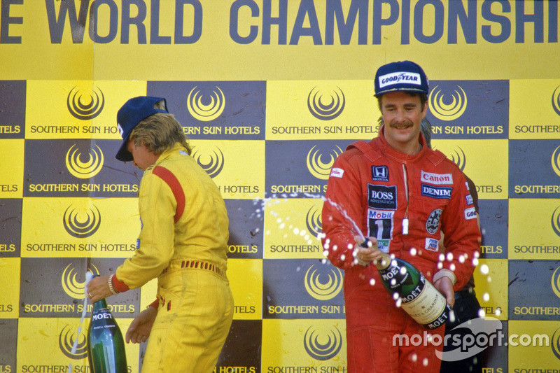 Il vincitore della gara Nigel Mansell, Williams, secondo  Keke Rosberg, Williams