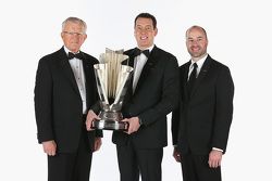 Joe Gibbs y  el campeón 2015 NASCAR Sprint Cup Kyle Busch y el jefe del equipo Adam Stevens