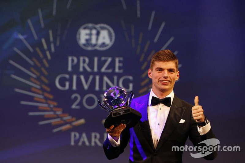 Max Verstappen recebe troféu de novato do ano