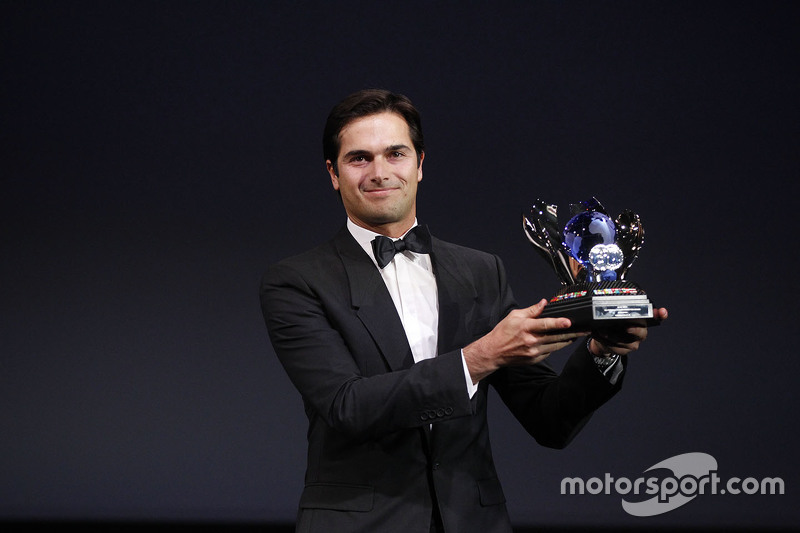Nelsinho Piquet recebe troféu