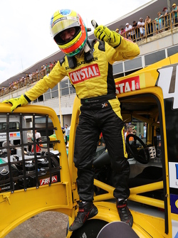 Felipe Giaffone comemora pole em Londrina
