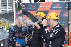 V8-Supercars-Champion 2015 Mark Winterbottom, Prodrive Racing Australia, Ford, feiert auf dem Podium