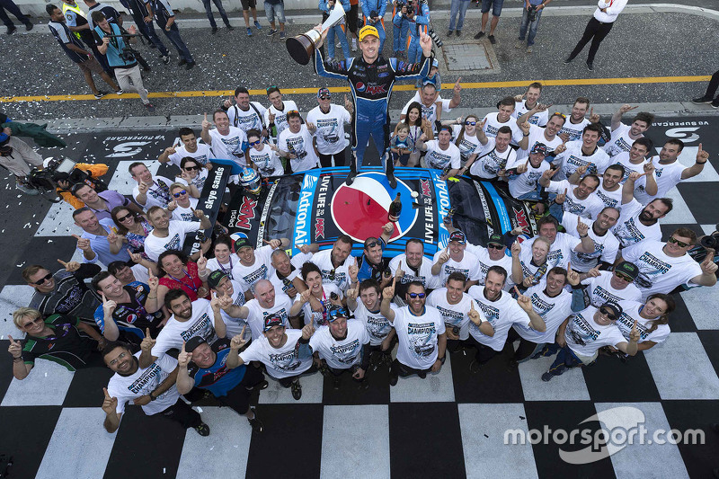6. 2015 V8 Supercars Champion Mark Winterbottom, Prodrive Racing Australia Ford celebra con el equipo