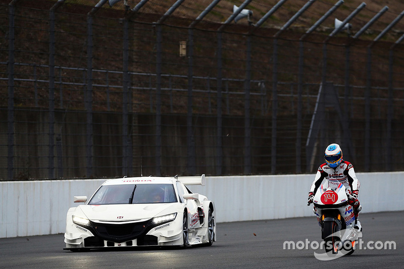 Fernando Alonso mengendarai motor Honda bersama mobil Honda NSx