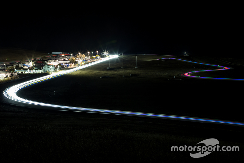 3. Acción de la carrera nocturna en Thunderhill