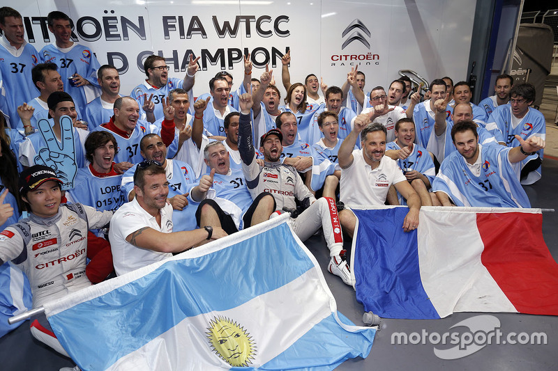 Campeón del Mundo del WTCC 2015 José María López, Citroën World Touring Car team celebra con el equipo
