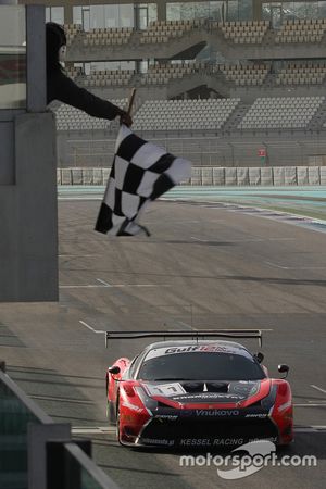 Побкдный финиш Ferrari 458 Italia команды Kessel Racing: Давиде Ригон, Андреа Пиччини, Михал Бронише