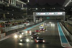 Старт: впереди Ferrari 458 Italia команды Kessel Racing: Давиде Ригон, Андреа Пиччини, Михал Бронише