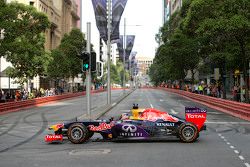 Daniel Ricciardo participa de evento da Red Bull em Perth, sua cidade natal. O australiano fez uma apresentação com o carro campeão de 2011 da escuderia