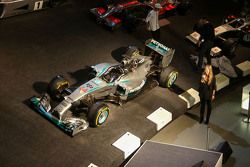 Lewis Hamilton, Mercedes AMG F1 et Ola Källenius, membre du Comité directeur de Daimler AG