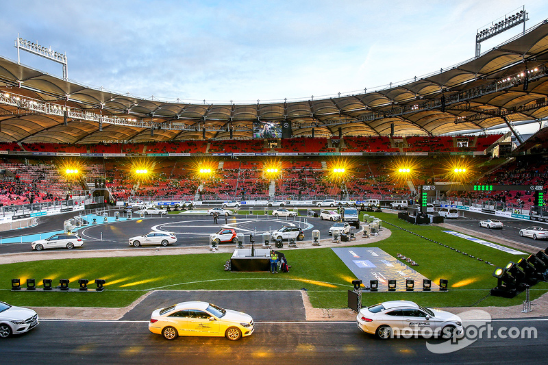 Mercedes araçları Mercedes Benz Arena'da