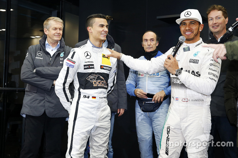 Pascal Wehrlein, 2015 DTM champion, dan 2015 F1 champion Lewis Hamilton, Mercedes AMG F1