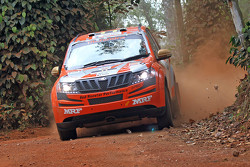 Gaurav Gill and Musa Sherif, XUV 500, Team Mahindra Adventure