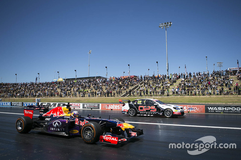 Daniel Ricciardo, Red Bull-Renault RB7, und Nick Percat