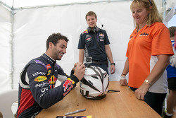 Daniel Ricciardo signeert handtekeningen voor de fans
