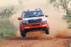 Gaurav Gill and Musa Sherif, XUV 500, Team Mahindra Adventure