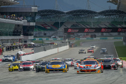 Start: #1 Clearwater Racing Ferrari 458 GT3: Mok Weng Sun, Gianmaria Bruni, Matt Griffin, James Cala