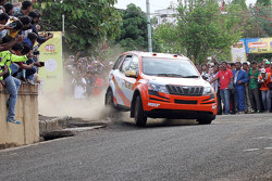 Gaurav Gill and Musa Sherif, XUV 500, Team Mahindra Adventure