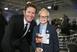 Scott Dixon con un joven fan de Justin Wilson