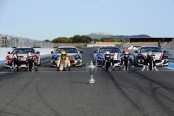 I piloti posano con il trofeo