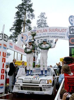 Les vainqueurs Timo Salonen et Seppo Harjanne, Peugeot 205 T16