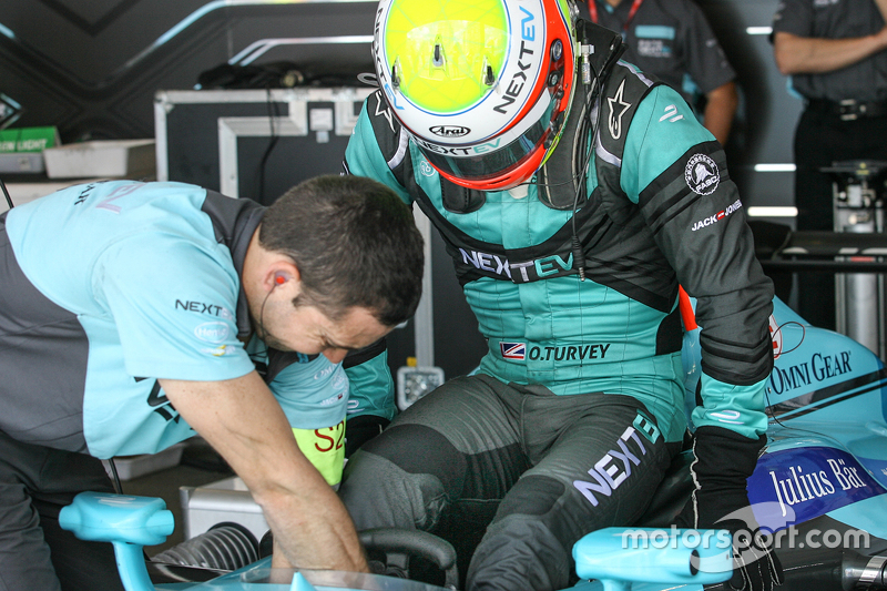 Oliver Turvey entra no carro
