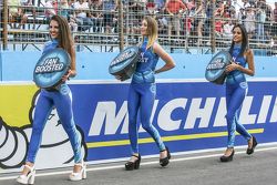 Chicas #FanBoost en el Paddock