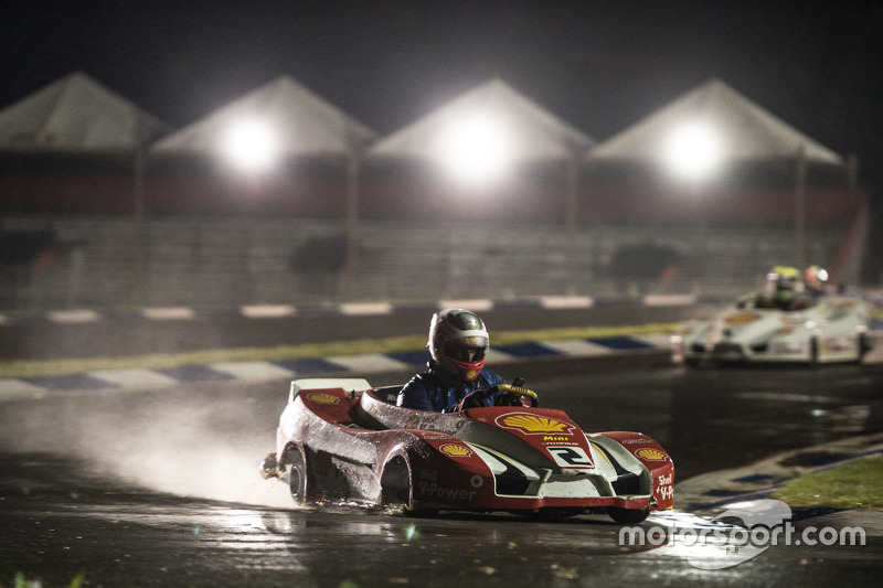 À noite, pilotos enfrentaram pista molhada