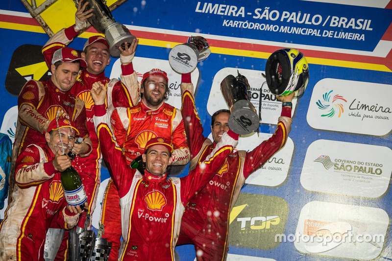 Pódio com a comemoração da equipe campeã