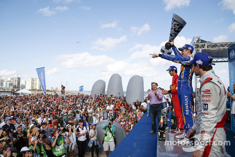 Podio: ganador de la carrera Sébastien Buemi, Renault e.Dams, segundo lugar Lucas di Grassi, ABT Schaeffler Audi Sport, el tercer lugar Jérôme d'Ambrosio, Dragon Racing