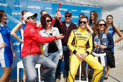 Nicky Catsburg, Lada Vesta WTCC, Lada Sport Rosneft en Jose Maria Lopez, Citroën C-Elysee WTCC, Citr