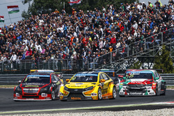 Nicky Catsburg, Lada Vesta WTCC, Lada Sport Rosneft en Tom Chilton, Chevrolet RML Cruze TC1, ROAL Mo